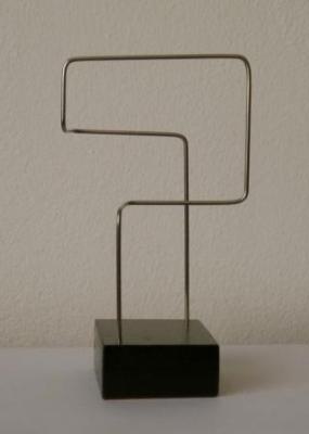 Escultura "Descrición lineal no espacio IX"