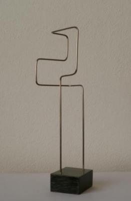 Escultura "Descrición lineal no espacio VII"